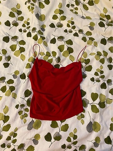 Degaje Yaka Kırmızı Askılı Crop Bluz