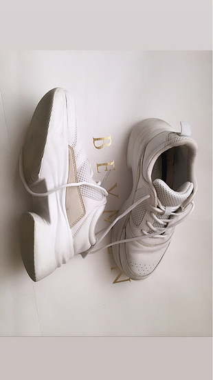 zara snekears