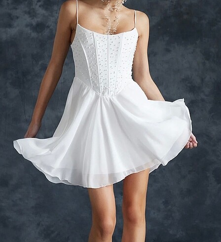 Beyaz mini Bride elbisesi