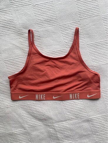 Nike üst