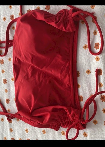 Kırmızı Bağcıklı Parlak Bikini Üstü