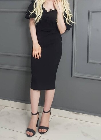 Dar arka yırtmaçlı göğüste dantel 