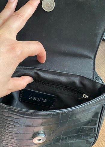 Bershka Zincir Detaylı Siyah Yılan Derisi Desenli Kadın Çanta