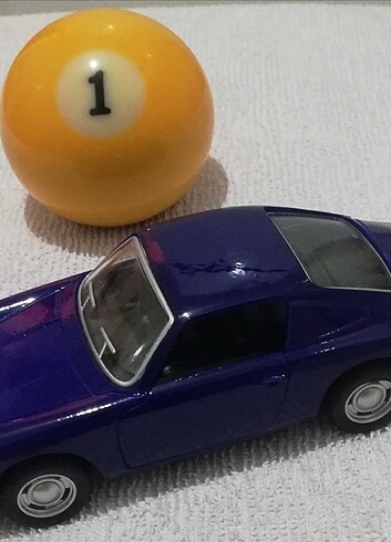 Lacivert porsche metal araba.Amerikan bilardo topu sarı 1