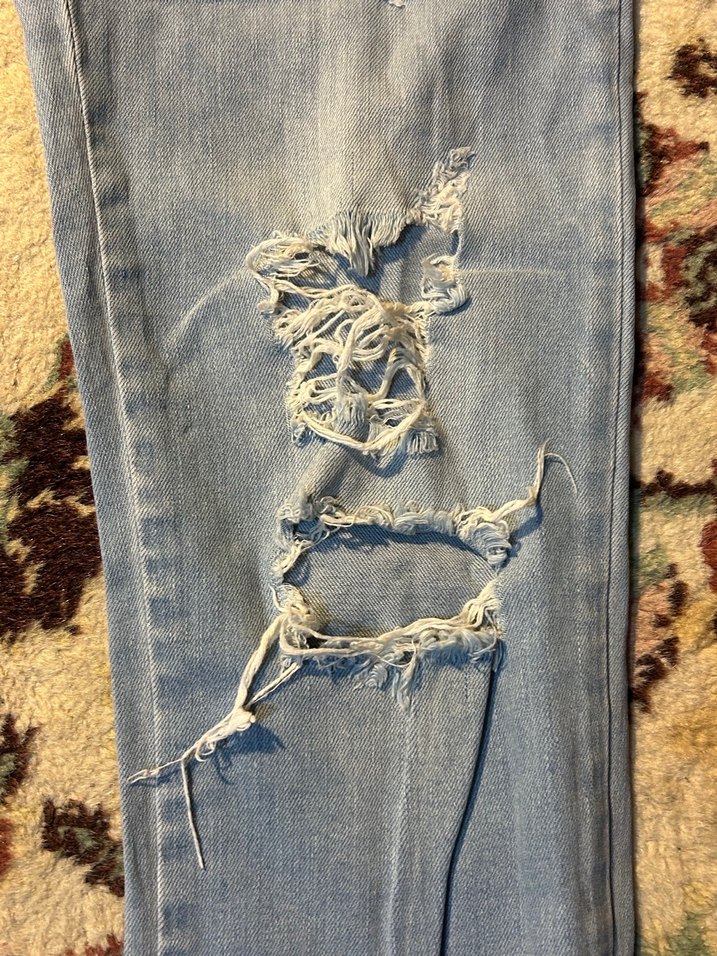 Açık Mavi Yırtık Denim Jean — görsel 2/4