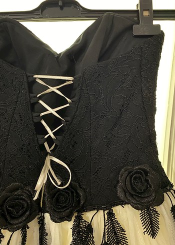 Ömür Özer MarkalıSiyah Dantel Detaylı Straplez Midi Abiye Elbise - Görsel 6