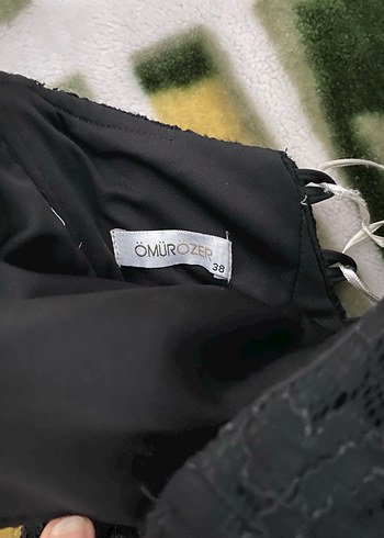 Ömür Özer MarkalıSiyah Dantel Detaylı Straplez Midi Abiye Elbise - Görsel 9