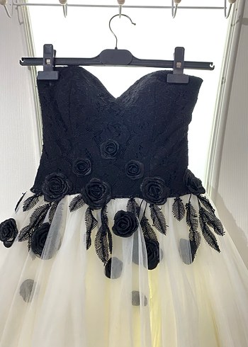 Ömür Özer MarkalıSiyah Dantel Detaylı Straplez Midi Abiye Elbise - Görsel 3