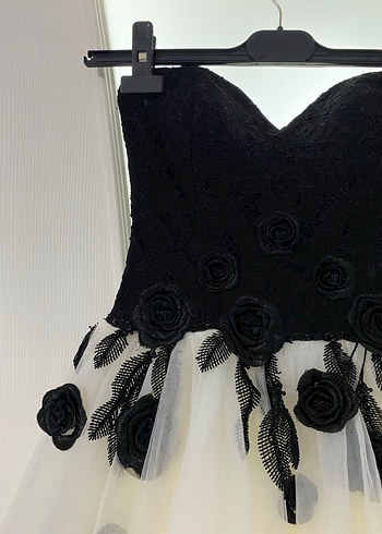 Ömür Özer MarkalıSiyah Dantel Detaylı Straplez Midi Abiye Elbise - Görsel 4