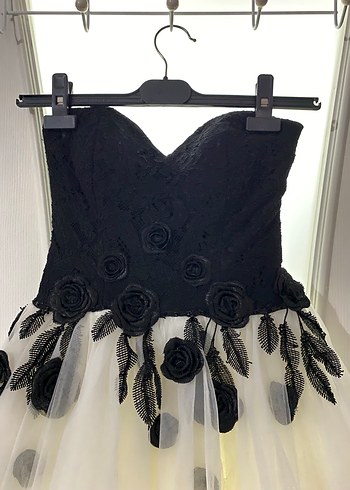 Ömür Özer MarkalıSiyah Dantel Detaylı Straplez Midi Abiye Elbise - Görsel 2