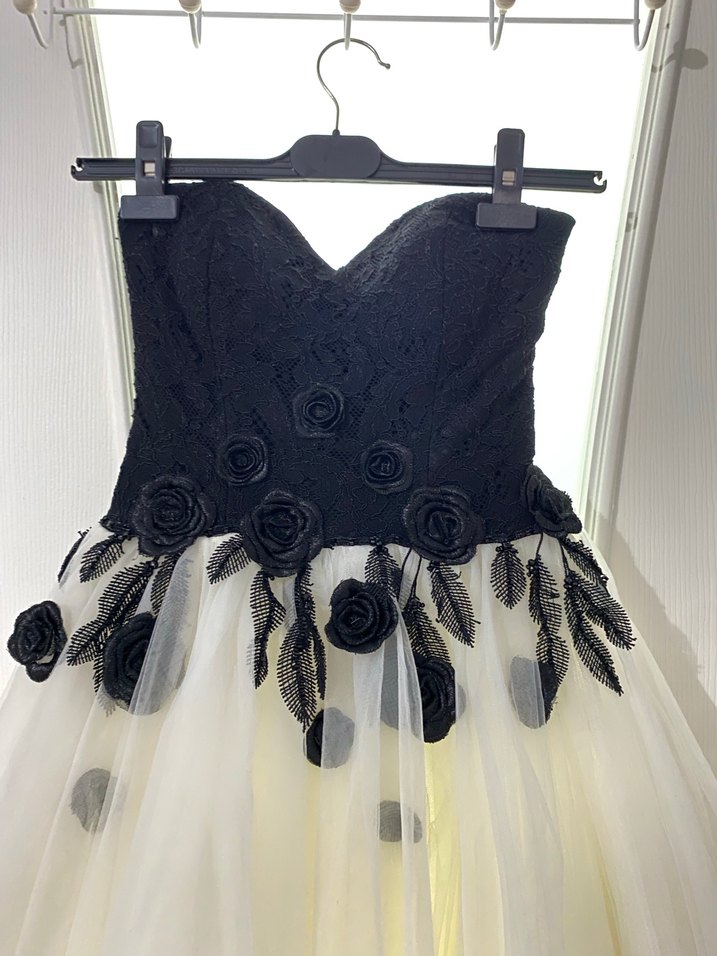 Ömür Özer MarkalıSiyah Dantel Detaylı Straplez Midi Abiye Elbise - Görsel 3