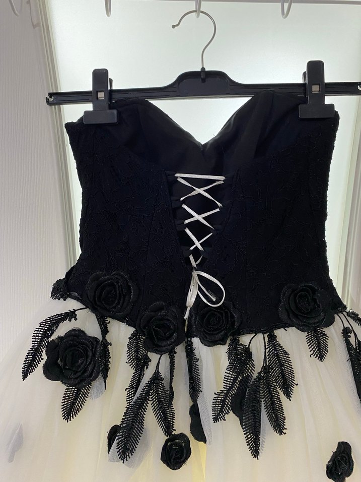 Ömür Özer MarkalıSiyah Dantel Detaylı Straplez Midi Abiye Elbise - Görsel 5