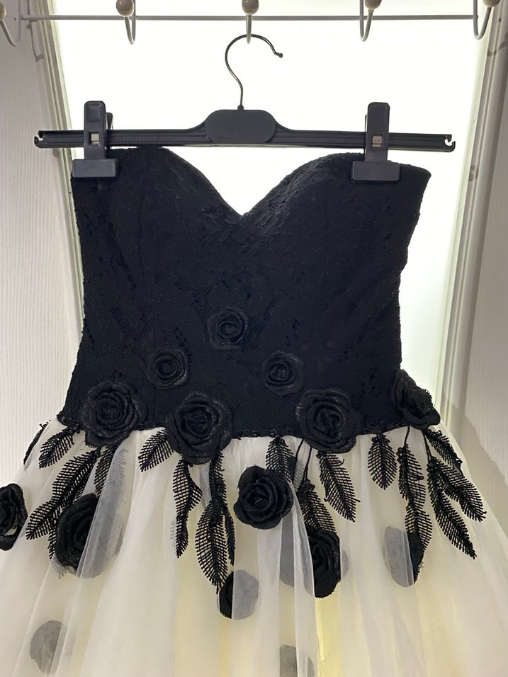 Ömür Özer MarkalıSiyah Dantel Detaylı Straplez Midi Abiye Elbise - Görsel 2