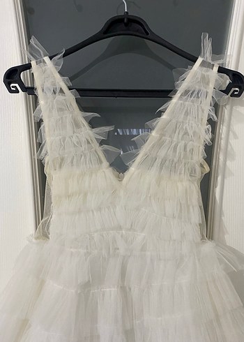 Beyaz V Yakalı Tütülü Mini Abiye Elbise - Görsel 2