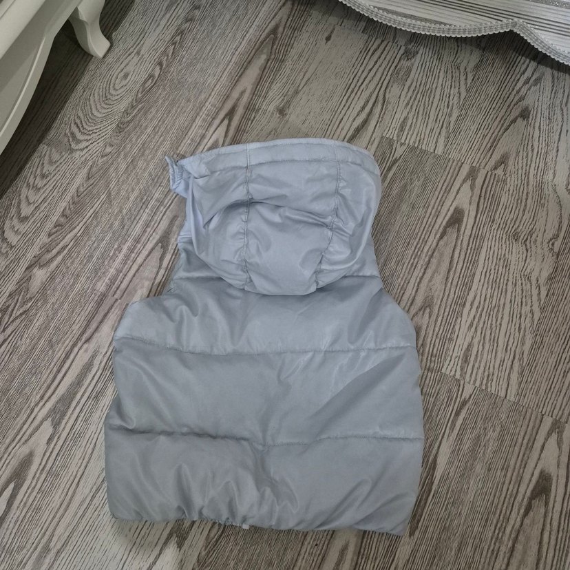 Kız Çocuk Gri Kapüşonlu Düğmeli Yelek - Görsel 3