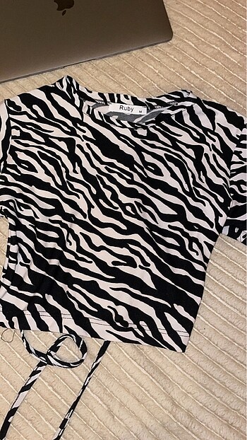 Bershka Sırt dekolteli crop