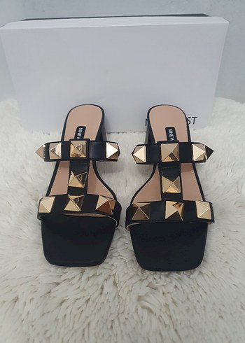 Nine West Nine West Siyah Parlak Tokalı Topuklu Terlik