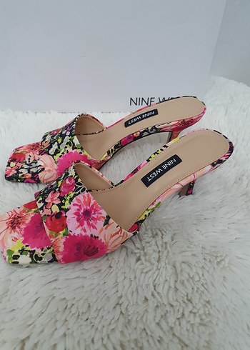 37 Beden Nine West Renkli Çiçekli Kadın Terlik