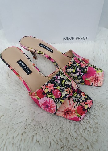 Nine West Renkli Çiçekli Kadın Terlik