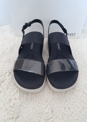 Nine West Nine West Yılan Desenli Siyah Dolgu Topuklu Sandalet