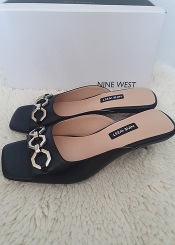 37 Beden Nine West Siyah Yılan Desenli Tokalı Terlik