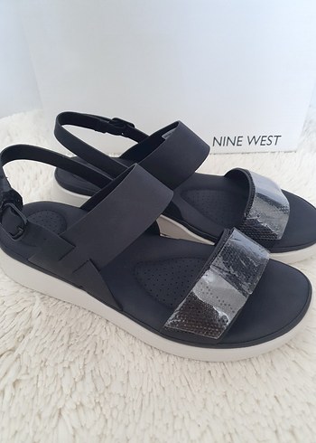 Nine West Siyah Yılan Derisi Desenli Dolgu Topuklu Sandalet