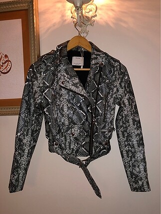 BERSHKA YILAN DERİLİ DESENLİ DERİ CEKET