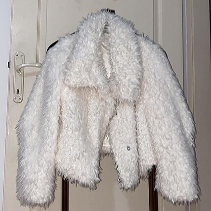 Beyaz kürklü ceket