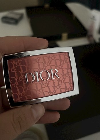 Dior Rosy Glow Parlak Kırmızı Allık - Görsel 4