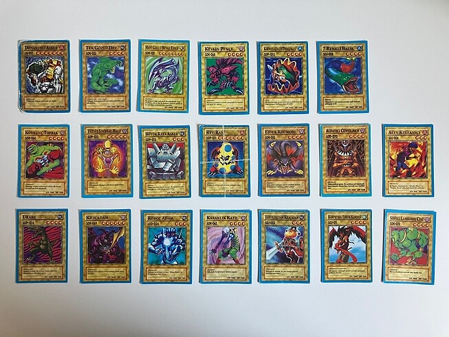 68 yugioh 2 pokemon olmak üzere toplam koleksiyon 70 kart
