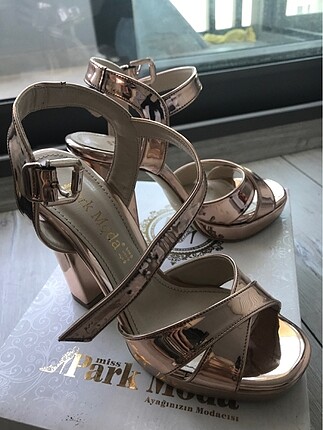 37 Beden ten rengi Renk ROSE GOLD TOPUKLU AYAKKABI
