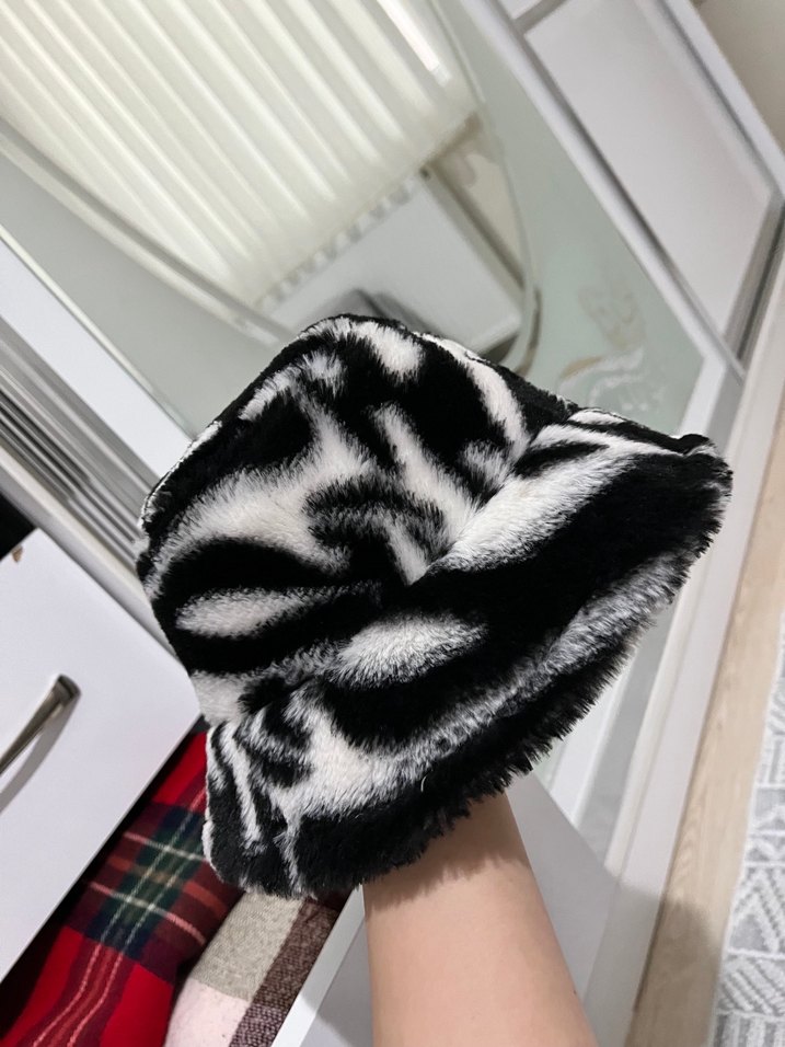 Zebra Desenli Peluş Bucket Şapka — görsel 2/3