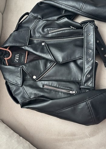 Zara Kemer Detaylı Siyah Biker Deri Ceket