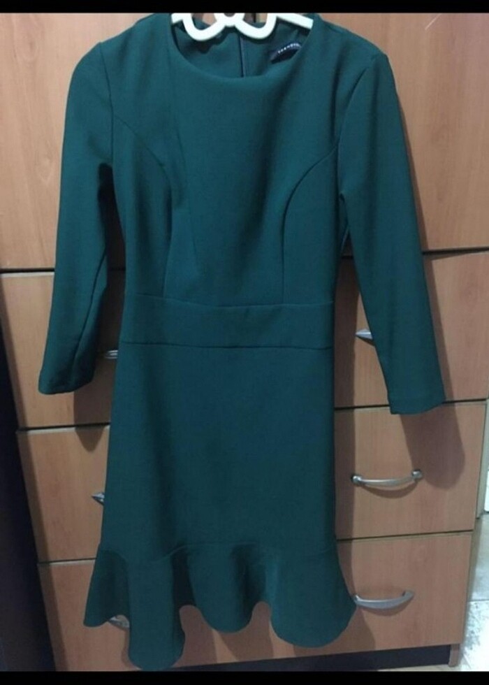 Yeşil fırfırlı elbise - Görsel 3