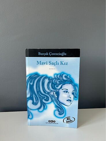 Mavi saçlı kız