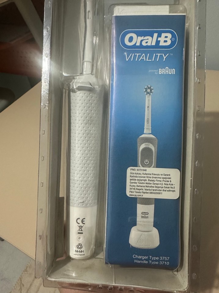 Oral-B Vitality D100 Şarjlı Beyaz Diş Fırçası - Görsel 3