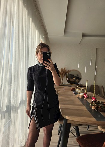 Zincir Detaylı Siyah Midi Elbise - Görsel 3