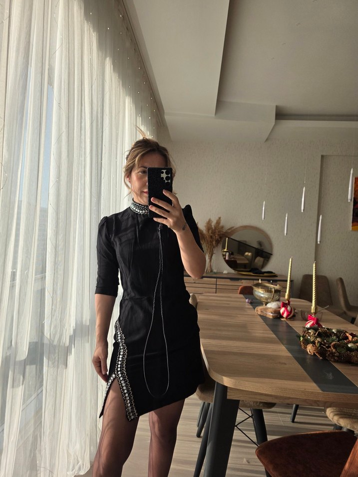 Zincir Detaylı Siyah Midi Elbise - Görsel 3