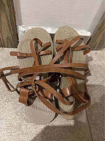 İpli sandaletler
