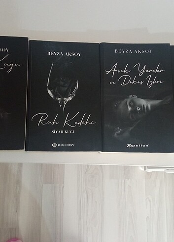 beyza aksoy siyah kuğu-ruh kadehi-açık yaralar ve dikiş izleri-v