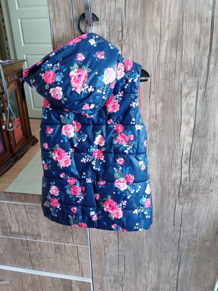 Çiçek Desenli Kapüşonlu Kız Yeleği - Görsel 2