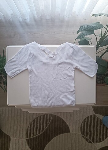 BEYAZ SIRT ÇAPRAZ DETAYLI V YAKA CROP 