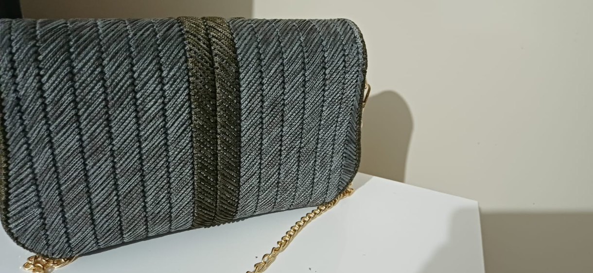 Gri Yılan Desenli Zincir Detaylı Denim Çanta - Görsel 4