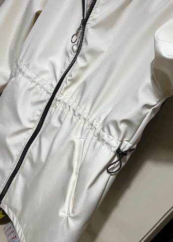 Beyaz Fermuarlı Kadın Yağmurluk - Görsel 4
