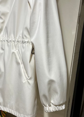 Beyaz Fermuarlı Kadın Yağmurluk - Görsel 3