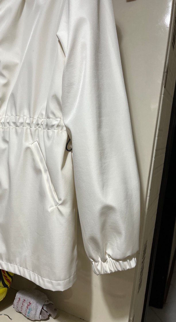 Beyaz Fermuarlı Kadın Yağmurluk - Görsel 3