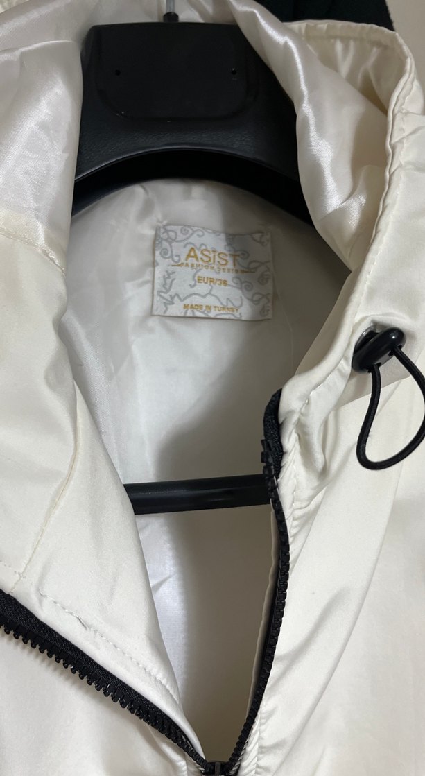 Beyaz Fermuarlı Kadın Yağmurluk - Görsel 2