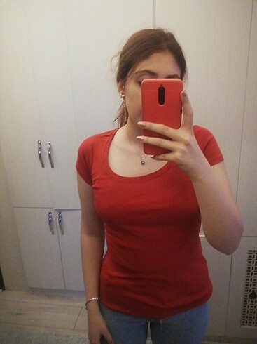 Kırmızı tişört 
