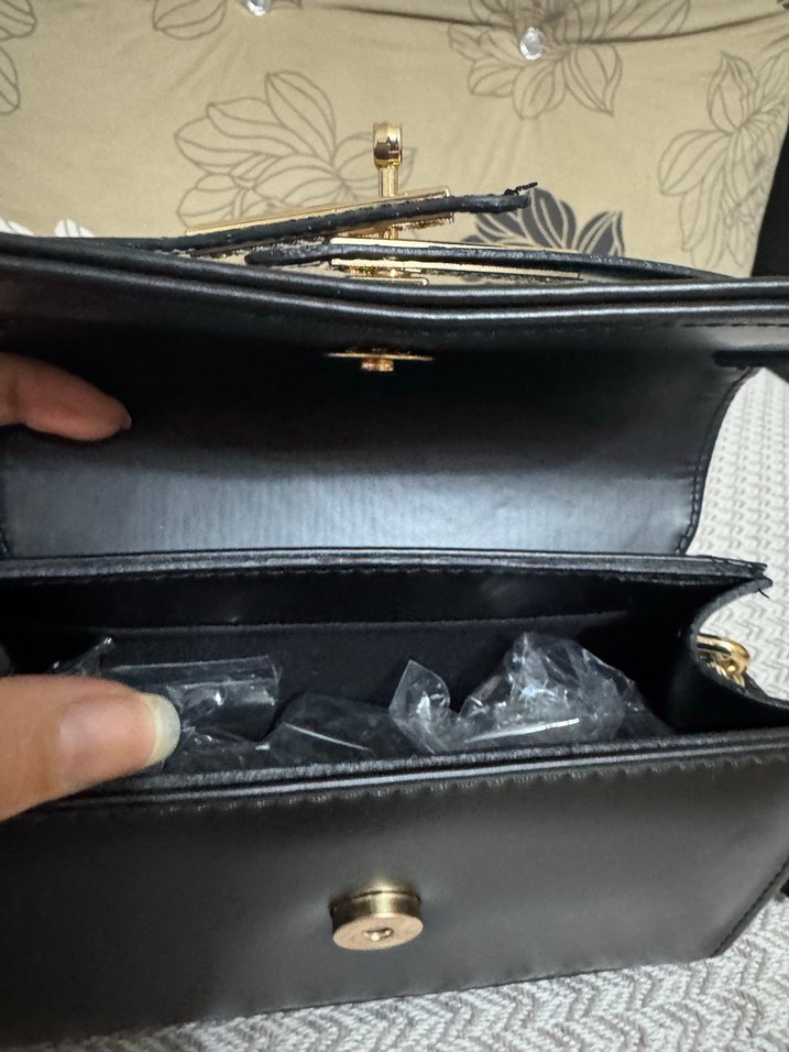 Siyah Deri Tokalı Modern Klasik Kadın Çanta - Görsel 4