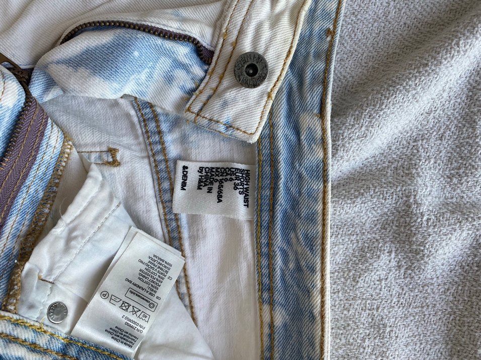 Düğmeli Batik Desenli Mini Kot Şort - Görsel 2